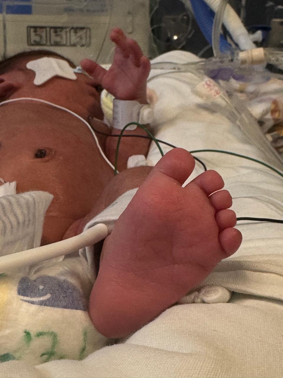 Fotografía neonatal compartida por la familia de Jesús Corona
