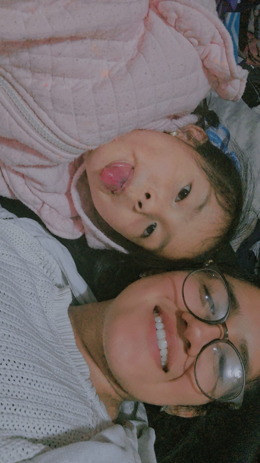 Karen de León con su hija, fotografía compartida por la familia