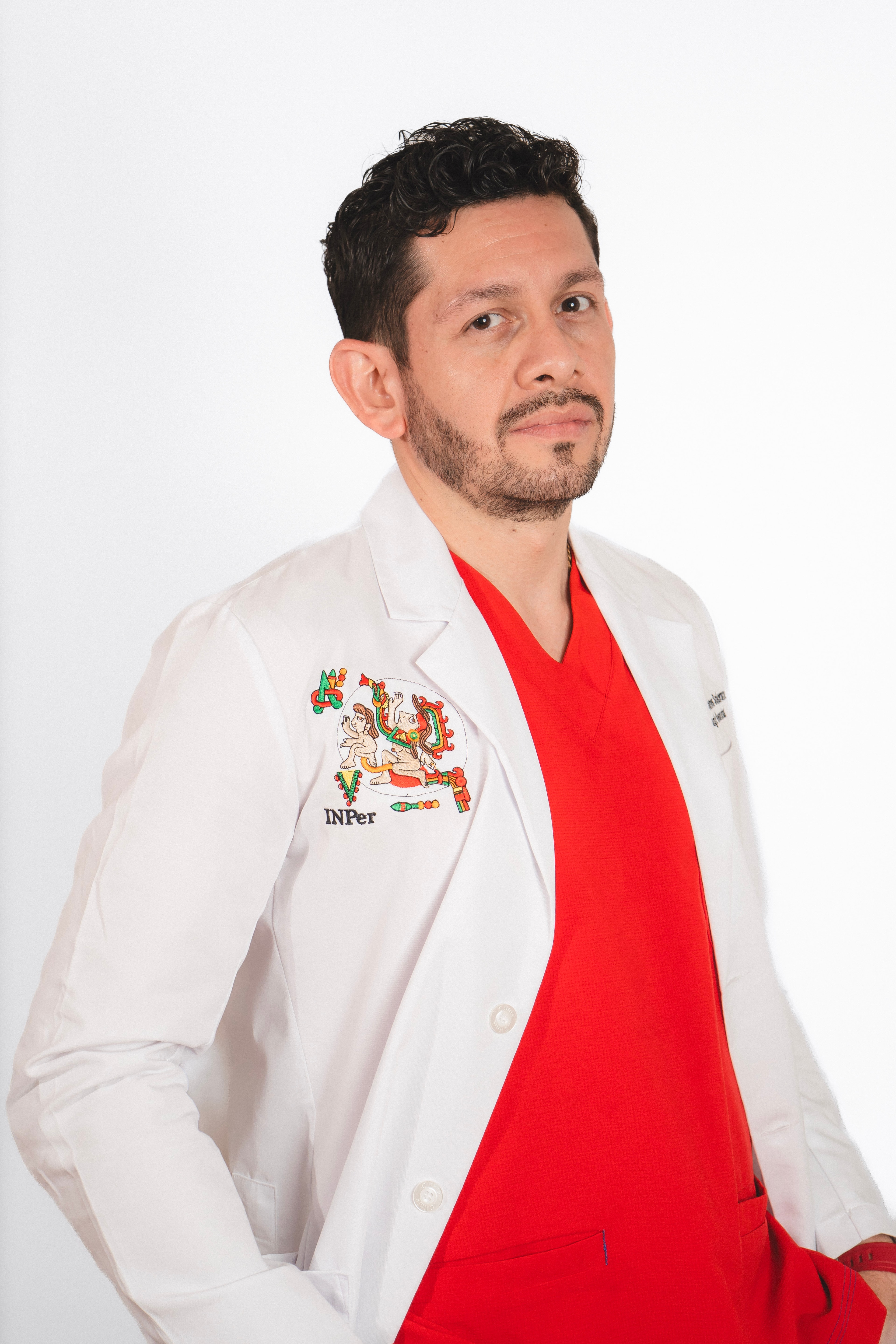 Retrato editorial del Dr. Carlos con acento cálido
