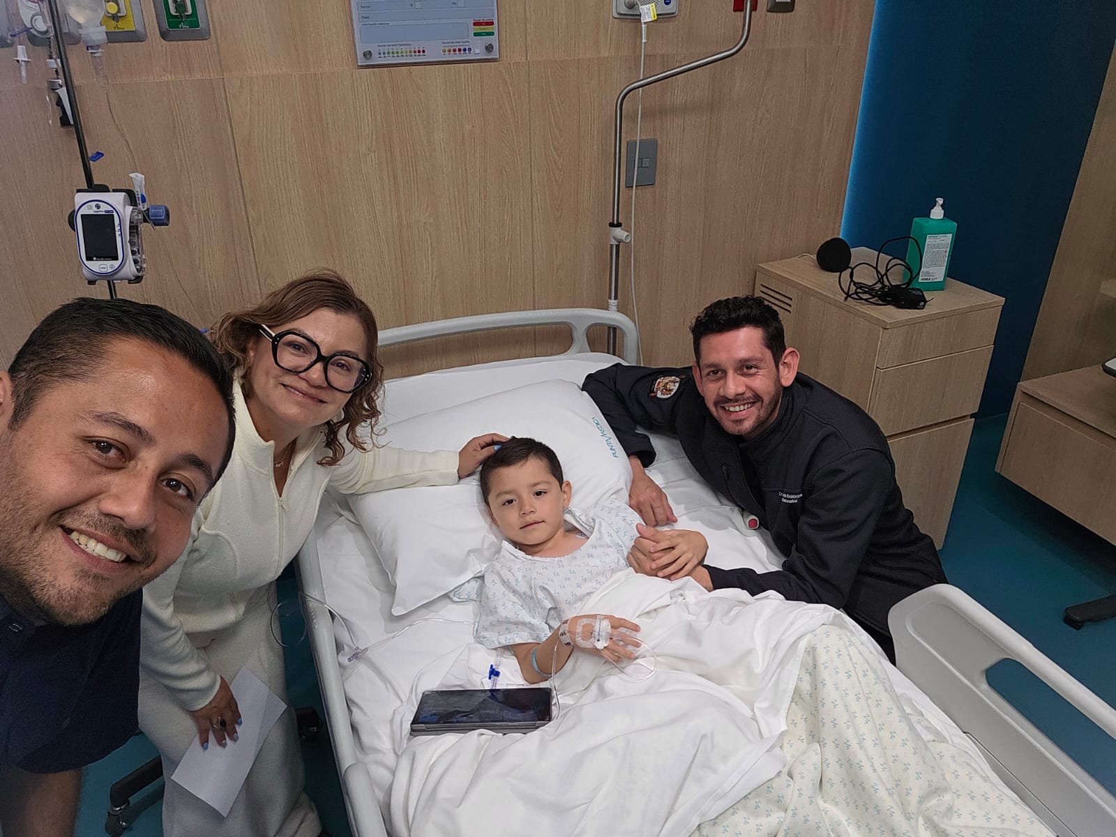 Berenice de la Cruz Muñoz con su familia y el doctor Carlos Fabián Torres Solórzano en habitación hospitalaria